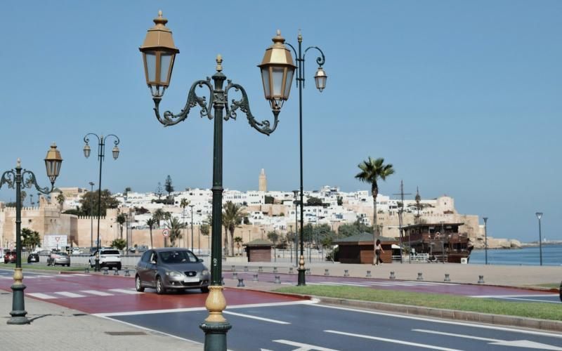 Candélabres sur une avenue à Rabat
